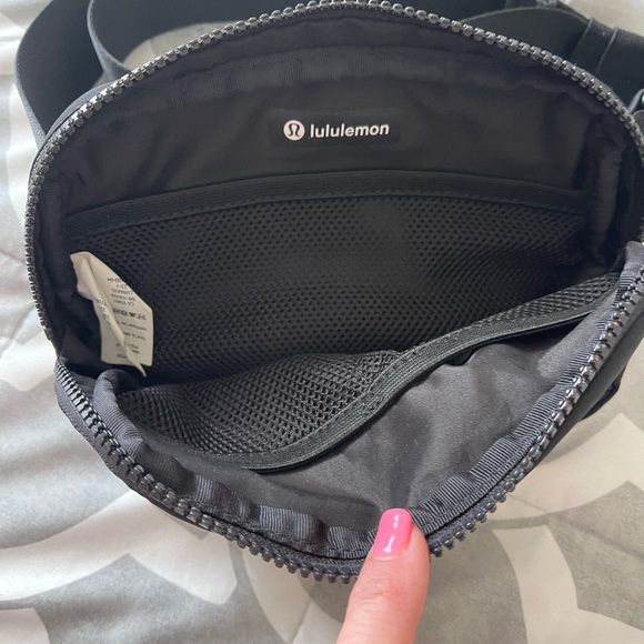 Lululemon 1L small black belt bag - Picture 3 of 3